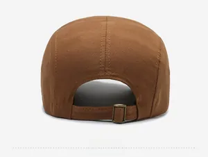 Dettaglio posteriore del cappello 5-panel marrone con fibbia in metallo e cuciture rifinite
