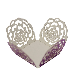 Détail de la boîte à bonbons découpée au laser avec roses pour faveurs de mariage