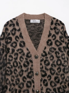 Détail du cardigan léopard avec col en V, texture en maille pelucheuse et étiquette de col