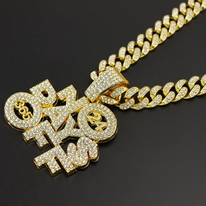 Luxuriöse goldene Panzerkette mit strassbesetztem Buchstabenanhänger für Hip-Hop-Style