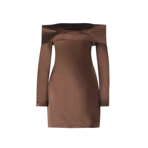 Mini abito elegante in raso marrone con spalle scoperte, maniche lunghe e vestibilità slim