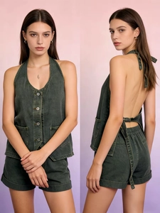 Dettaglio del set gilet denim grigio scuro con allacciatura al collo e pantaloncini