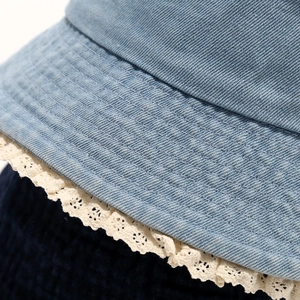 Vue détaillée du chapeau bob en denim bleu clair avec bordure en dentelle blanche