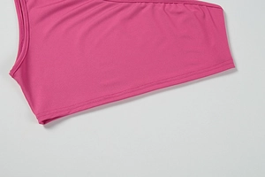 Gros plan sur le tissu en maille rose rouge montrant l'ourlet à double aiguille