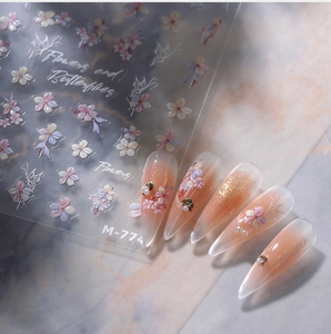 Detail van M-774 bloemen- en vlindernagelstickers op verloop manicure effect