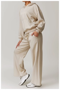 Detaillierte Textur der beigefarbenen Jogginghose mit hoher Taille und passendem Hoodie