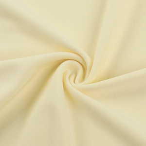 Vista macro dettagliata della trama in maglia beige e del tessuto morbido dell'abito a trapezio