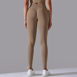 Detailansicht der khakifarbenen High-Waist Yoga-Hose mit V-förmiger Push-up Naht am Gesäß