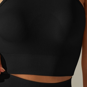 Détail d'un ensemble de yoga noir sans couture avec maille respirante et taille côtelée