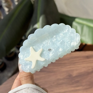 Pince à cheveux coquillage bleu clair avec étoile de mer et strass pour un style chic
