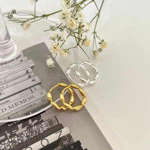 Minimalistische S925 Sterling Silber Oliven Creolen in gedrehtem Gold- und Silberfinish