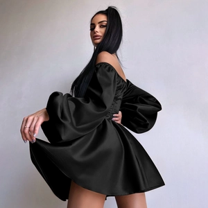 Détail de robe noire élégante épaules dénudées avec éclat satiné et manches bouffantes