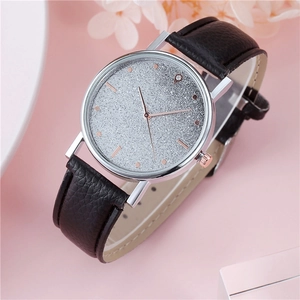 Vista macro dell'orologio da donna al quarzo con quadrante glitter argento e pelle