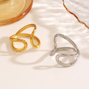 Anelli vuoti minimalisti a forma di onda irregolare in oro e argento su fondo bianco