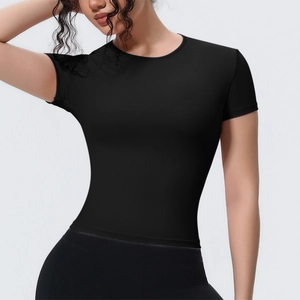 Gros plan du t-shirt de sport noir ajusté avec texture de tissu respirant et extensible