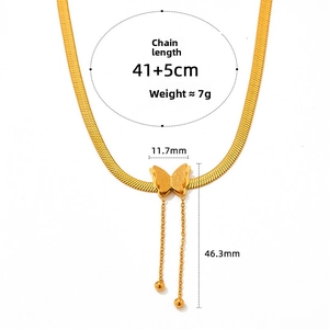 Vue détaillée de la chaîne herringbone dorée avec pendentif papillon et dimensions