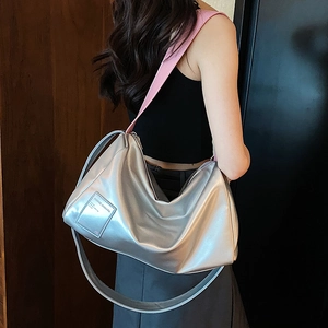 Silberne große Hobo-Tasche mit pinkem Schultergurt und metallischem Glanz-Finish