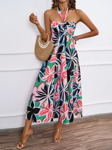 Détail du motif floral vibrant et de l'élégant décolleté licou sur la robe d'été