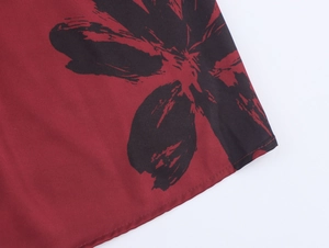 Detailaufnahme des weinroten Stoffes mit Blumenmuster und hochwertigen Nähten am Saum