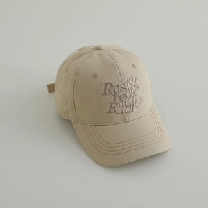 Détail de la broderie Rosis Room sur la casquette de baseball en toile de coton kaki