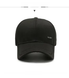 Vue de face d'une casquette de baseball classique en coton noir avec étiquette métallique