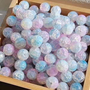 Dettaglio macro di perle di vetro craquelé da 10mm in gradiente blu e viola per gioielli DIY