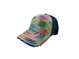 Dettaglio delle paillettes arcobaleno e dei bordi sfrangiati sul cappello in denim