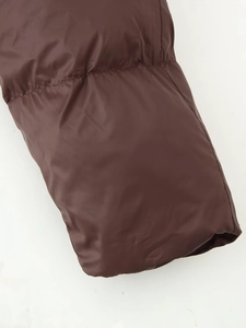 Détail du poignet élastique sur une doudoune marron au fini nylon brillant et chaud