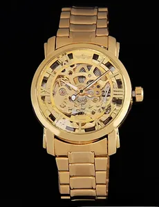 Vue macro d'une montre automatique dorée avec cadran squelette et chiffres romains