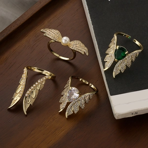 Gold-plated wing rings with pearls and sparkling cubic zirconia in a premium jewelry set