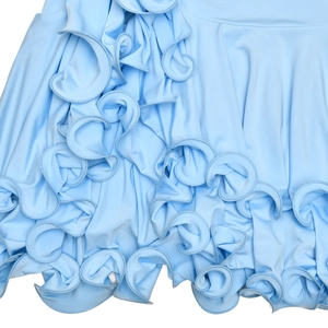 Détails d'une robe de danse bleue montrant des volants superposés et un tissu doux