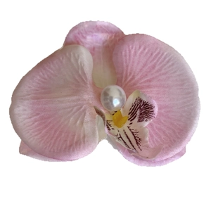 Roze en witte orchidee haarklem met imitatieparel op een witte achtergrond