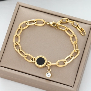 Detailaufnahme von vergoldetem Armband mit römischen Ziffern und Zirkonia-Anhänger