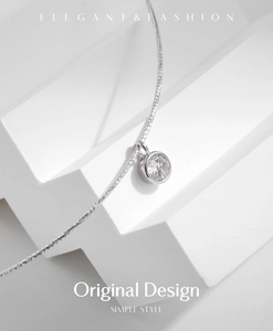 Gros plan d'un ras de cou en argent 925 minimaliste avec pendentif en zircon rond