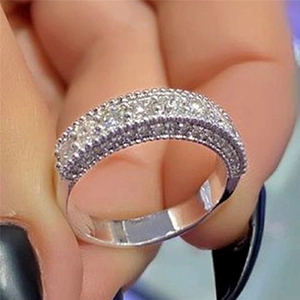 Anello in argento con pavé di zirconi a tre file e bordi milgrain vista macro