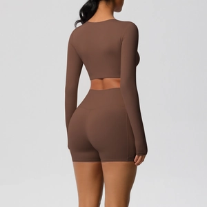 Achteraanzicht van bruine yogaset met crop top met lange mouwen en fitnessshort met hoge taille