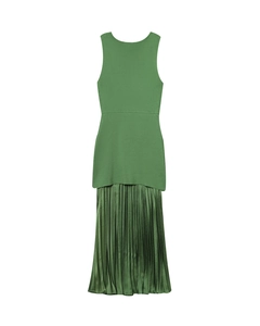 Détail de la jupe plissée verte et de la texture en maille de la robe sans manches