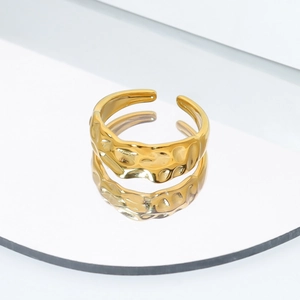 Anello aperto in acciaio inossidabile placcato oro 18K con texture martellata lucida