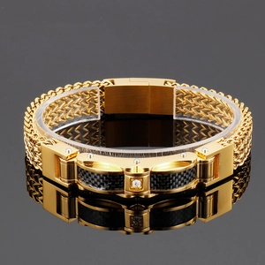 Détail d'un bracelet doré pour homme en acier inoxydable avec insert en fibre de carbone