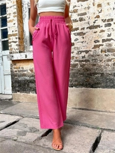 Détail du pantalon rose à taille haute et jambes larges avec cordon de serrage et poches
