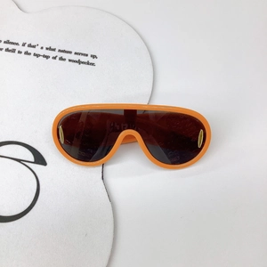 Lunettes de soleil vintage orange pour enfants avec verres foncés et détails dorés