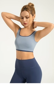 Détail de la brassière de sport élastique avec ourlet large pour un maintien stable