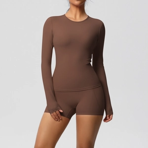 Détail de l'ensemble de yoga marron montrant les passe-pouces et la texture du short de sport