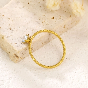 Minimalist 18k gold hammered ring featuring a sparkling central round zircon gemstone