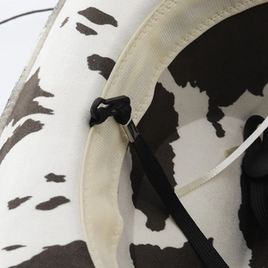 Détail de la doublure du chapeau cow-boy avec bandeau beige et cordon réglable noir