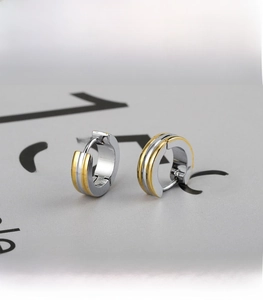 Detailansicht der zweifarbigen Edelstahl-Creolen in Silber und Gold mit Klickverschluss