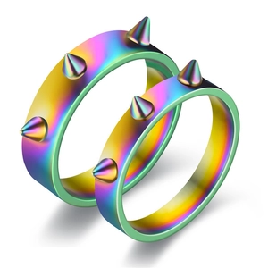 Punk ringen voor koppels met regenboogafwerking en metalen spikes van roestvrij staal