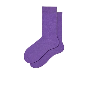 Klassische lila einfarbige Baumwollsocken mit gerippten Bündchen auf weißem Hintergrund