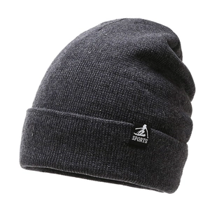 Gros plan sur le bonnet en maille gris foncé avec texture fine et étiquette SPORTS blanche