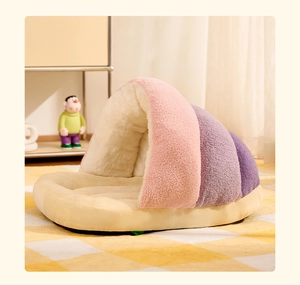 Détail d'un panier pour animaux arc-en-ciel avec texture en peluche et velours douillet